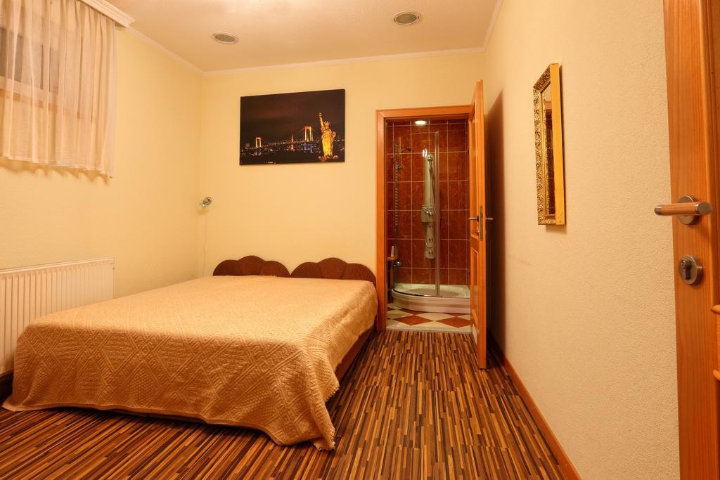 Napfeny Panzio Es Rendezvenyhaz Hotel Kecskemet Room photo